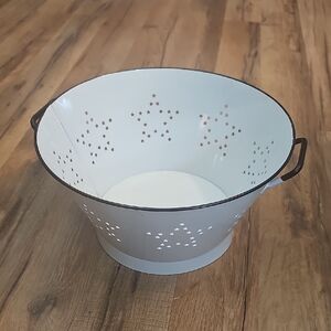 White Star Pattern Metal Basket